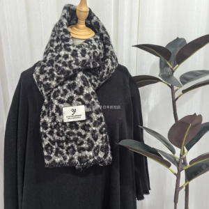 Шарф с леопардовым принтом серый